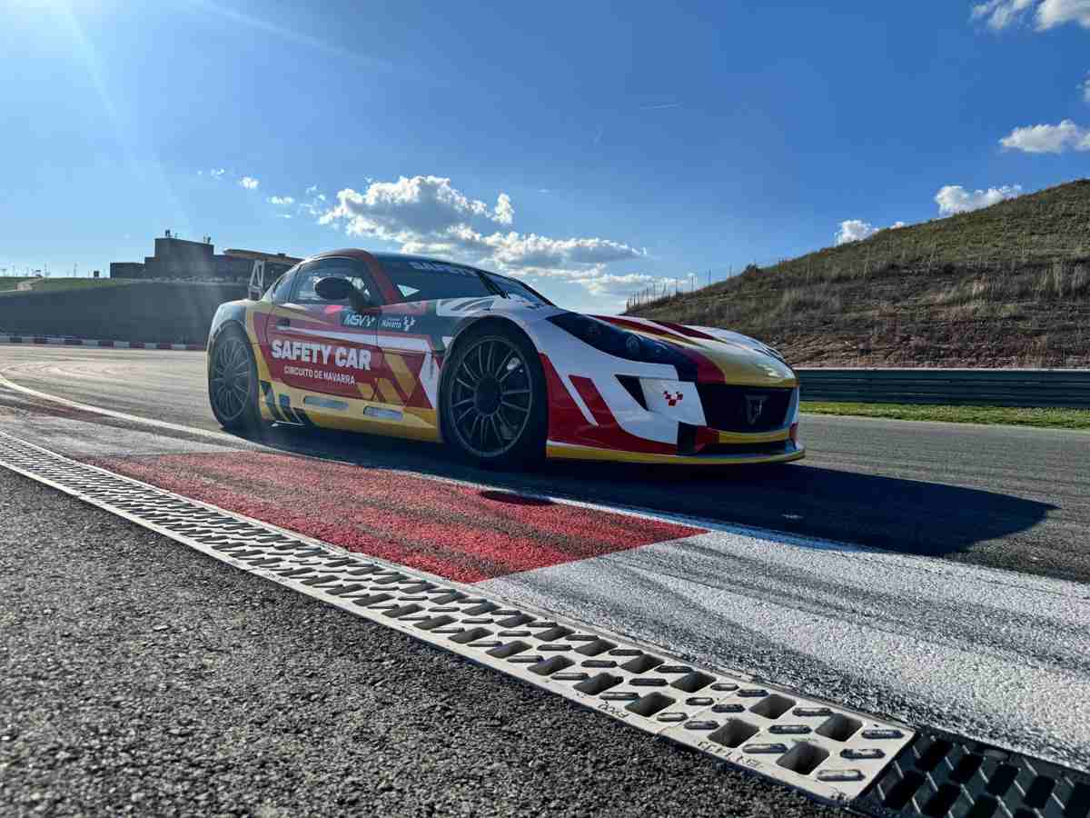 Geschwindigkeit und Sicherheit auf der runderneuerten Motorsport-Rennstrecke