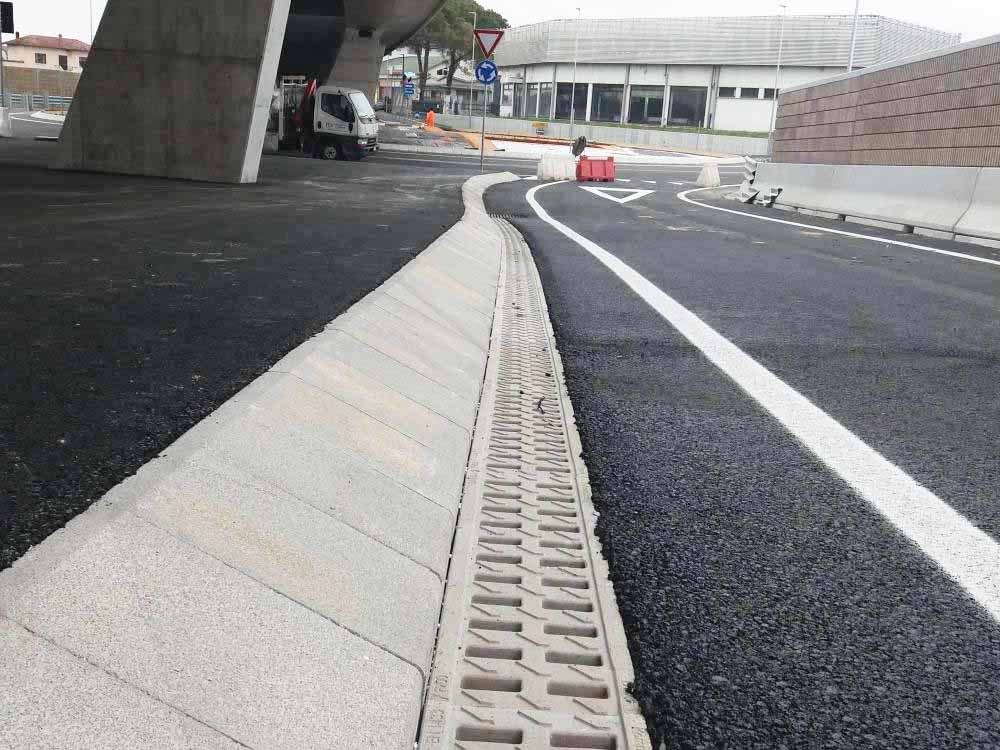 KOMPAQDRAIN® die ideale Entwässerungsrinne für Straßen