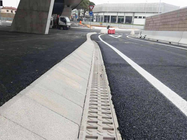 KOMPAQDRAIN® die ideale Entwässerungsrinne für Straßen