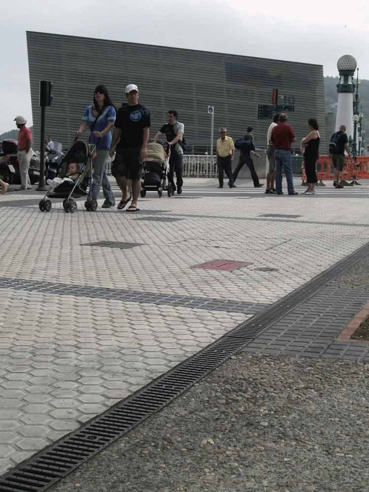 Foto 1 des Projekts Kongresszentrum Kursaal mit Entwässerungsrinnen von ULMA