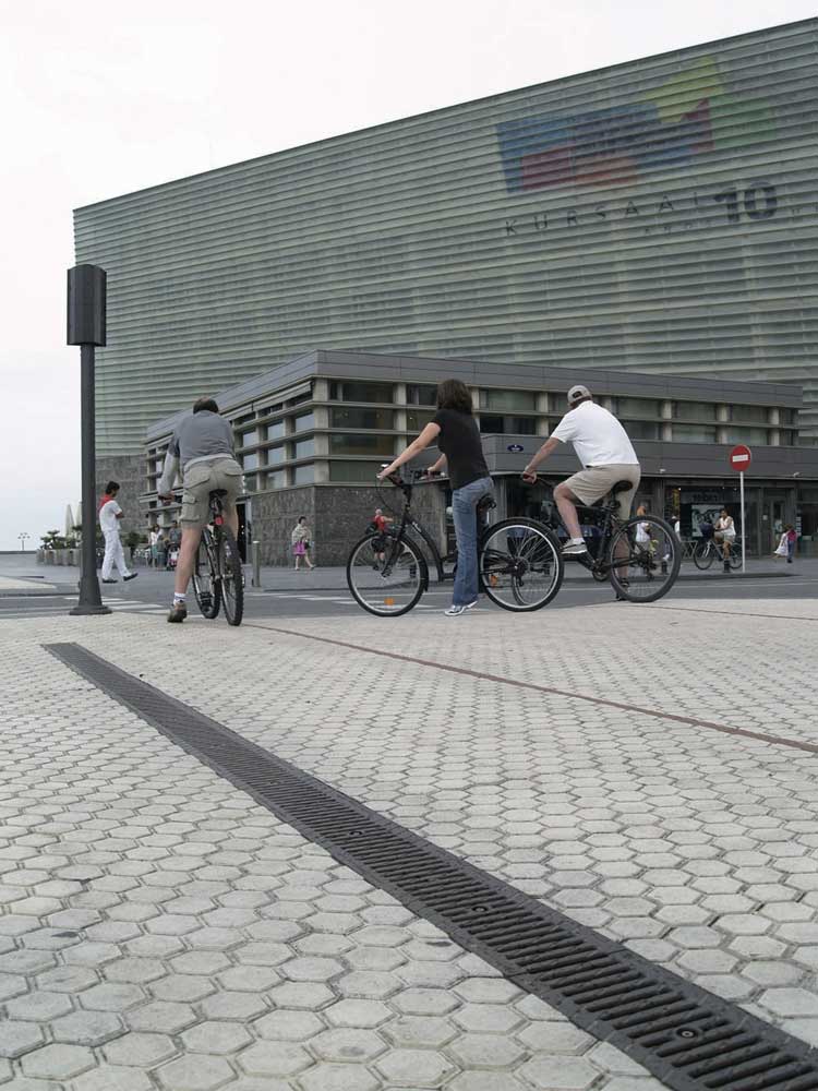 Foto 3 des Projekts Kongresszentrum Kursaal mit Entwässerungsrinnen von ULMA