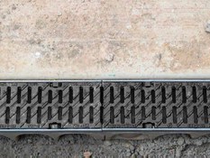 Foto 1 des Projekts ULMA Entwässerungsrinnen am Bahnhof Haslemere-England