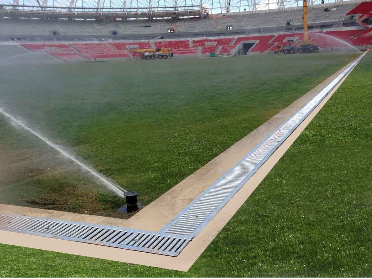Entwässerungsrinnen im Stadion Beria Río, Brasilien