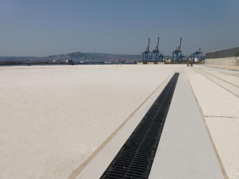 ULMA-Entwässerungsrinnen im Hafen von Neapel in  Italien