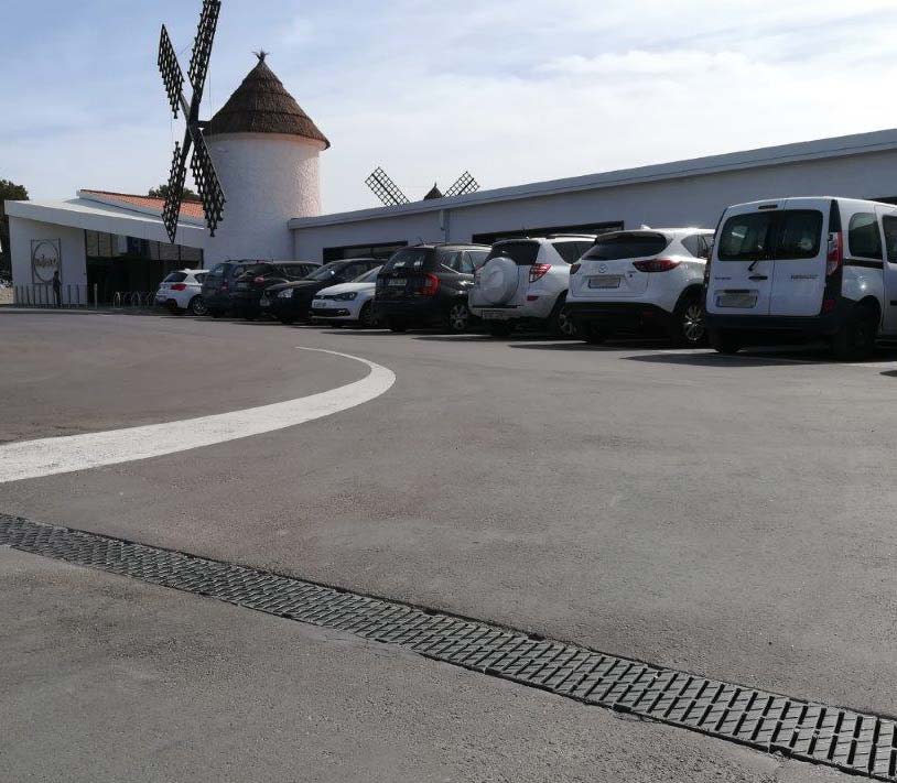 Foto 2 des Projekts ULMA-Entwässerungsrinnen im neu eröffnete Lidl-Markt in Barcelona