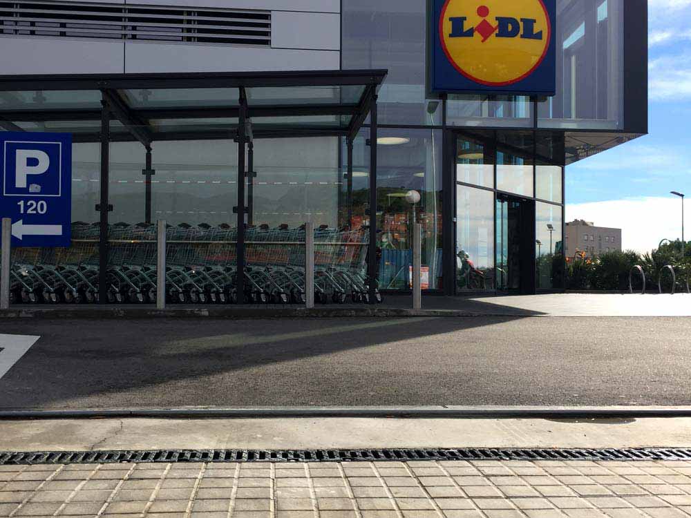 ULMA-Entwässerungsrinnen in der Zufahrt zum Lidl Badalona ULMA-Entwässerungsrinnen in der Zufahrt zum Lidl Badalona
