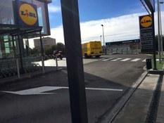 Foto 1 des Projekts ULMA-Entwässerungsrinnen in der Zufahrt zum Lidl Badalona