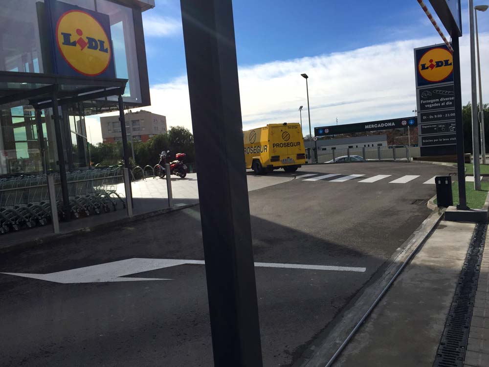Foto 1 des Projekts ULMA-Entwässerungsrinnen in der Zufahrt zum Lidl Badalona