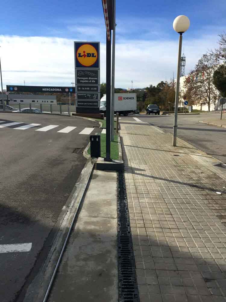 Foto 3 des Projekts ULMA-Entwässerungsrinnen in der Zufahrt zum Lidl Badalona