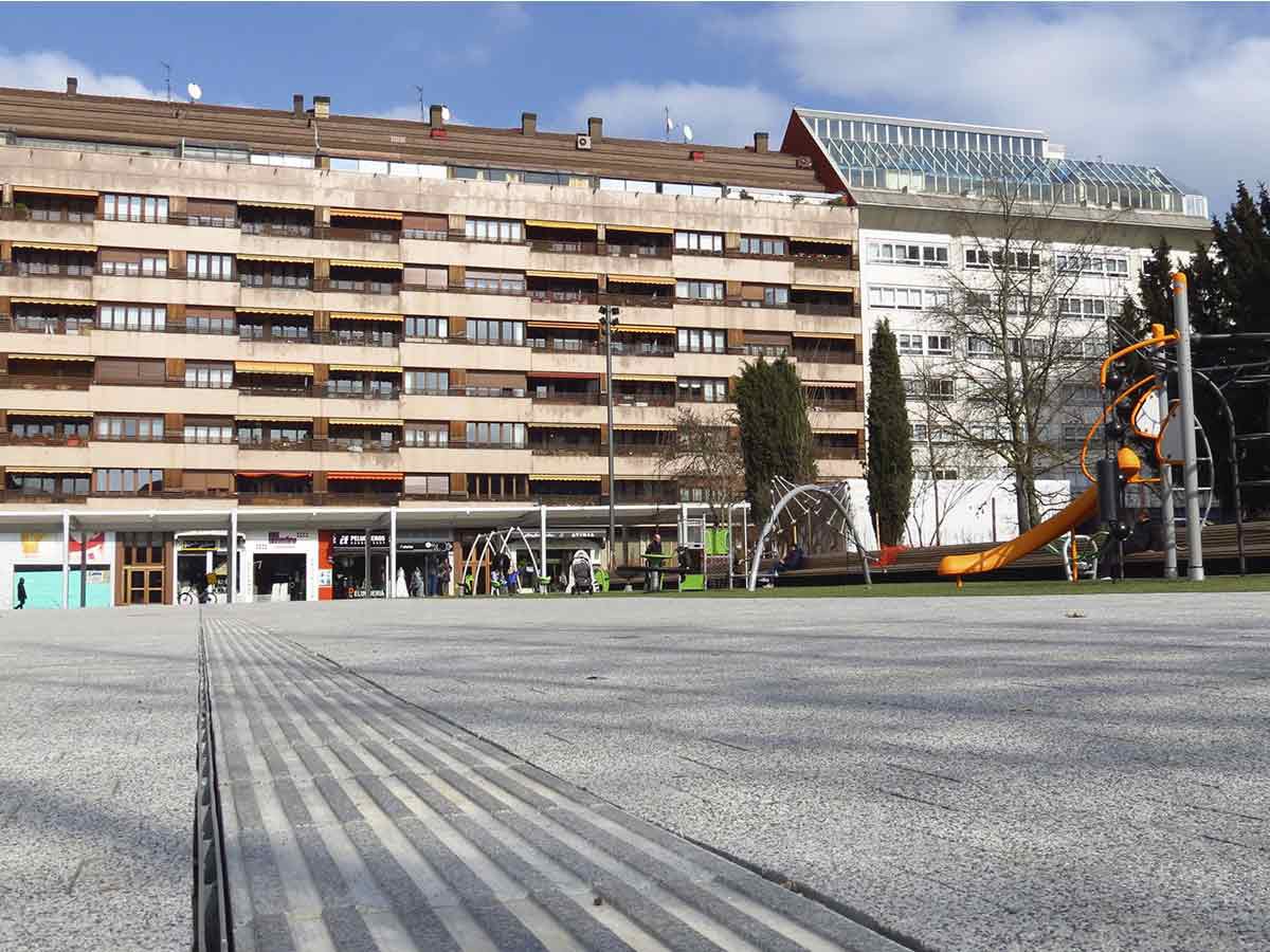 ULMA-rinnen auf der renovierten Plaza Santa Barbara in Vitoria-Gasteiz