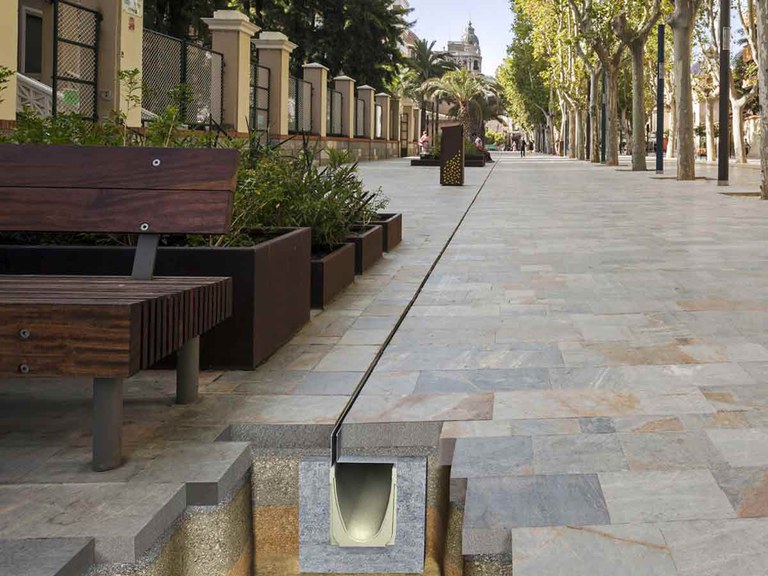 Verborgene ULMA-Entwässerung für die Umgestaltung zum Fußgängerbereich in der Avenida Alfonso X El Sabio in Murcia, Spanien.