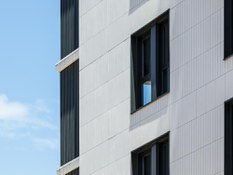 Foto 5 des Projekts Célere Magòria, Wohngebäude mit hinterlüfteter Fassade von ULMA