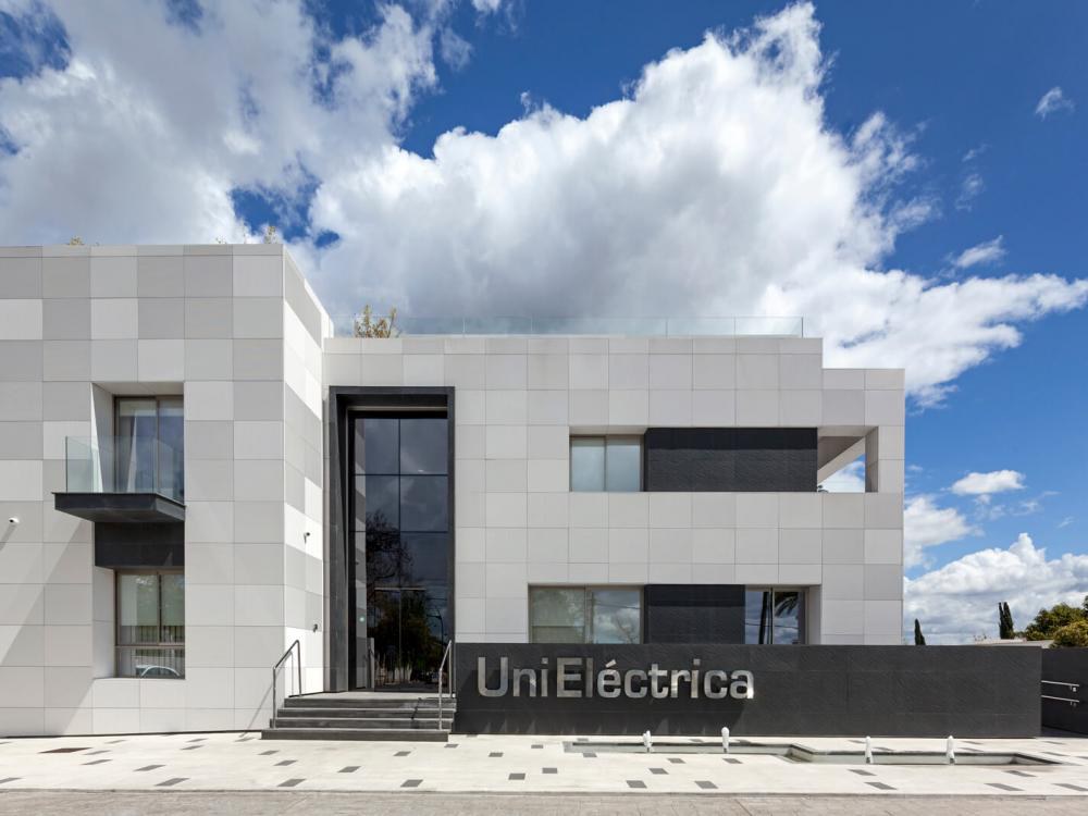 Hinterlüftete Fassade aus Polymerbeton von ULMA im neuen nationalen Hauptsitz von Unieléctrica, Córdoba