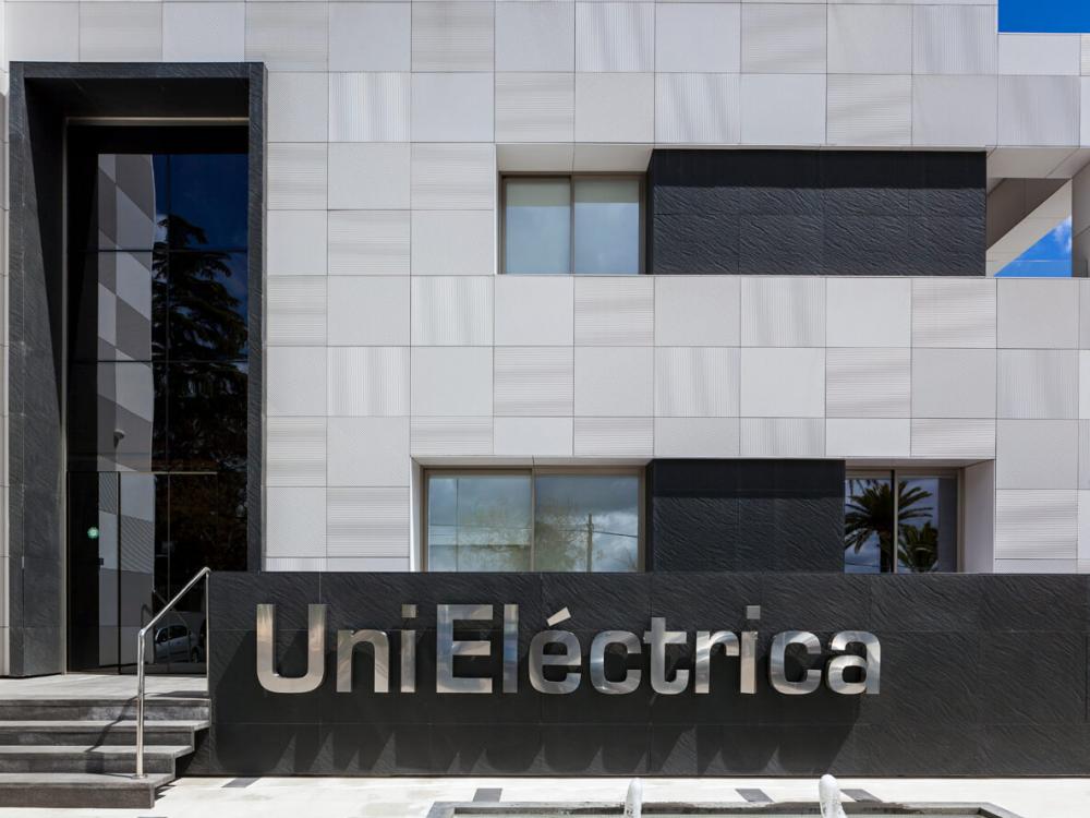 Foto 2 des Projekts Hinterlüftete Fassade von ULMA im nationalen Hauptsitz von Unieléctric