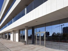 Foto 2 des Projekts Hinterlüftete ULMA-Fassade, in der Leichenhalle von L'Hospitalet