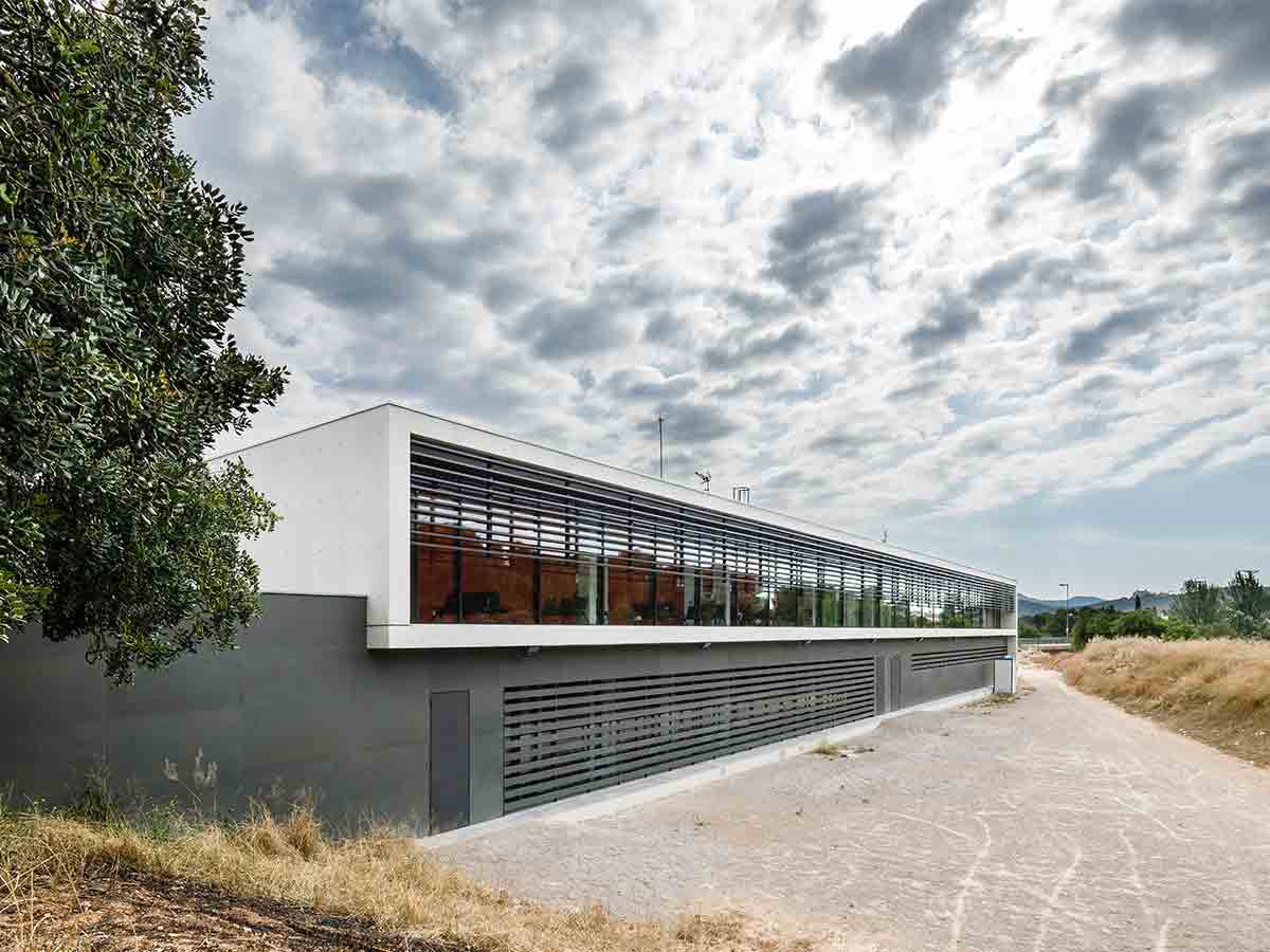 Hinterlüftete ULMA-Fassade im Zentrum für Primärversorgung Josep Beltrán y Miret in Sant Pere de Ribes, Barcelona