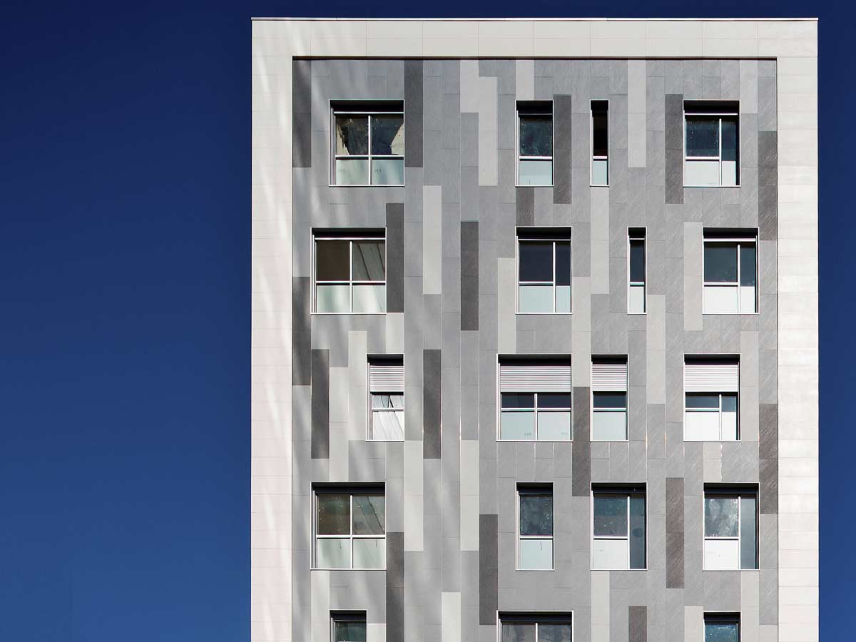 Mit Polymerbeton-Fassaden verkleidetes Gebäude Sant Joan de Déu Numancia in Barcelona