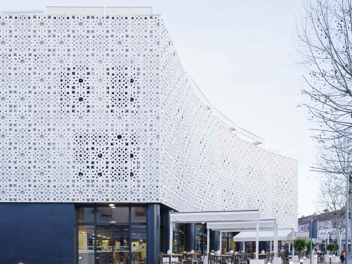 Foto 1 des Projekts Neuer Gourmet-Markt  in Sevilla mit hinterlüfteter Fassade von ULMA