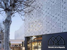 Foto 2 des Projekts Neuer Gourmet-Markt  in Sevilla mit hinterlüfteter Fassade von ULMA