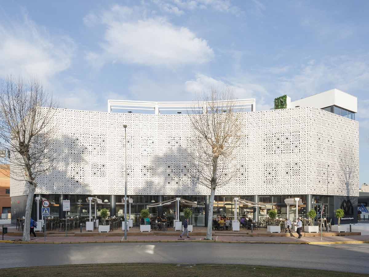Neuer Gourmet-Markt „La Alquería“ in Sevilla mit hinterlüfteter Fassade von ULMA