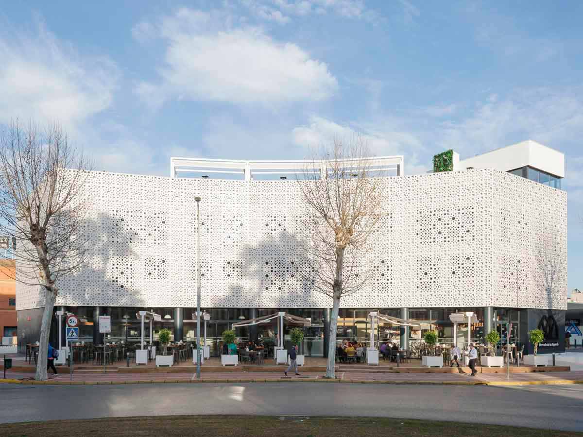 Neuer Gourmet-Markt  in Sevilla mit hinterlüfteter Fassade von ULMA