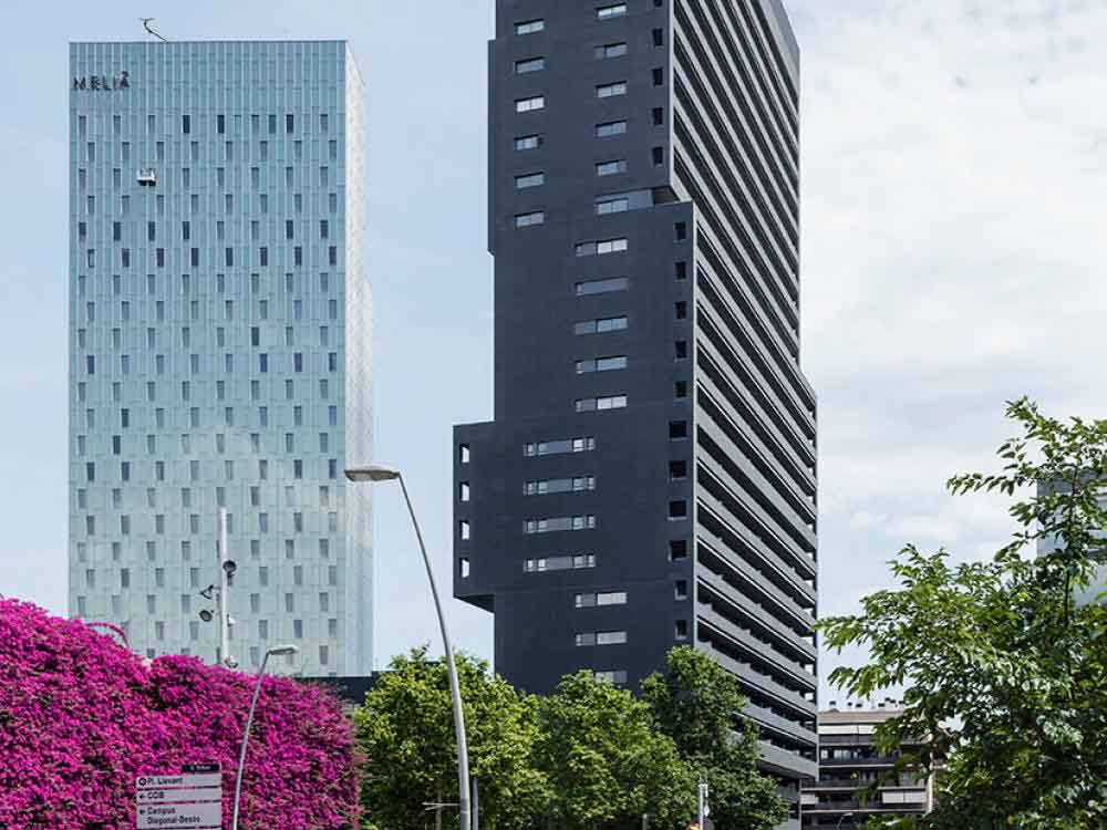 ULMA-Fassade des Hochhauses an der Diagonal in Barcelona