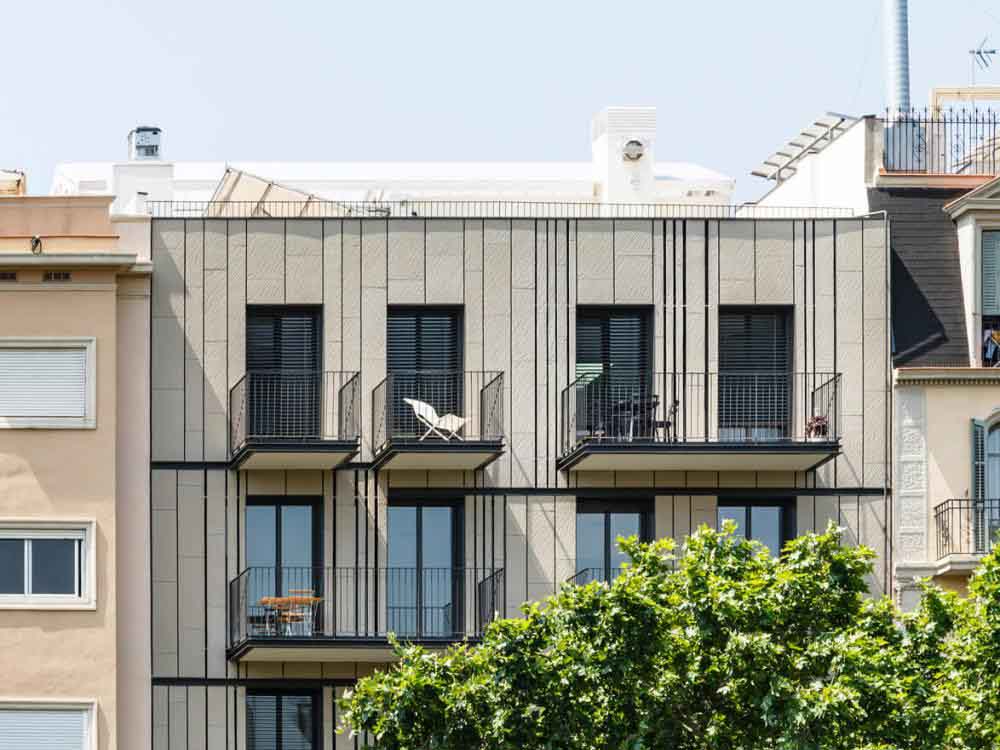 Vertikale Lamellen und 20 mm Fuge für Wohnstätte in Barcelona