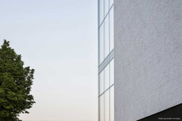 Foto 1 des Projekts Die Fassade einer Bibliothek mit Papiertextur