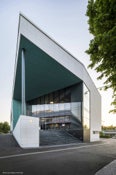 Foto 3 des Projekts Die Fassade einer Bibliothek mit Papiertextur