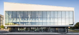 Foto 4 des Projekts Die Fassade einer Bibliothek mit Papiertextur