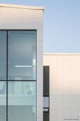 Foto 5 des Projekts Die Fassade einer Bibliothek mit Papiertextur
