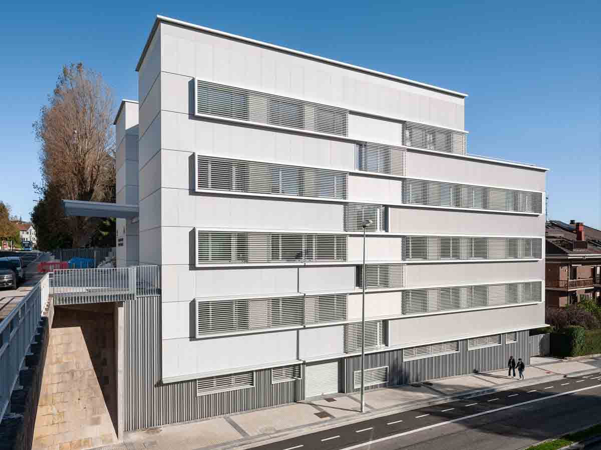 Wie schafft man eine weiße, aber dynamische Fassade, Gesundheitszentrum in Aiete, Donostia-San Sebastián.