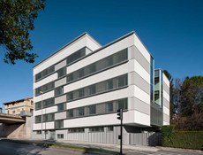 Foto 1 des Projekts Wie schafft man eine weiße, aber dynamische Fassade, Gesundheitszentrum in Aiete, Donostia-San Sebastián.