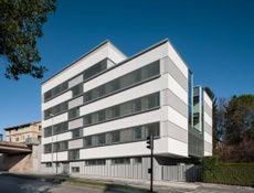 Foto 1 des Projekts Wie schafft man eine weiße, aber dynamische Fassade, Gesundheitszentrum in Aiete, Donostia-San Sebastián.
