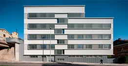 Foto 2 des Projekts Wie schafft man eine weiße, aber dynamische Fassade, Gesundheitszentrum in Aiete, Donostia-San Sebastián.