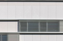 Foto 3 des Projekts Wie schafft man eine weiße, aber dynamische Fassade, Gesundheitszentrum in Aiete, Donostia-San Sebastián.