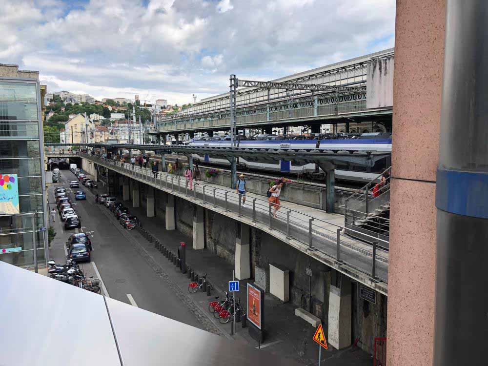 Shallow channel drains for height-limited areas at  Lyon-Perrache station