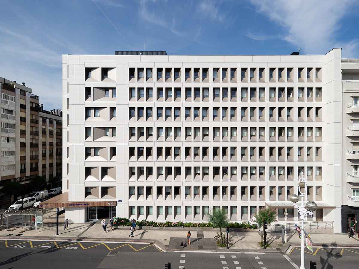 A Dynamic Facade for a New Urban Health Center
