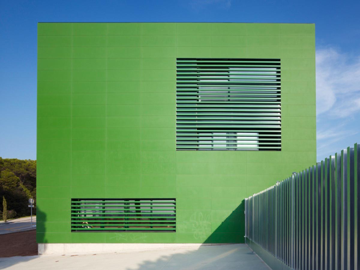Colorful  Elemantary School facade with ULMA's engineered stone