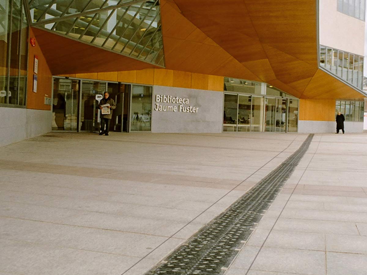 Presloped drainage at Jaume Fuster Library