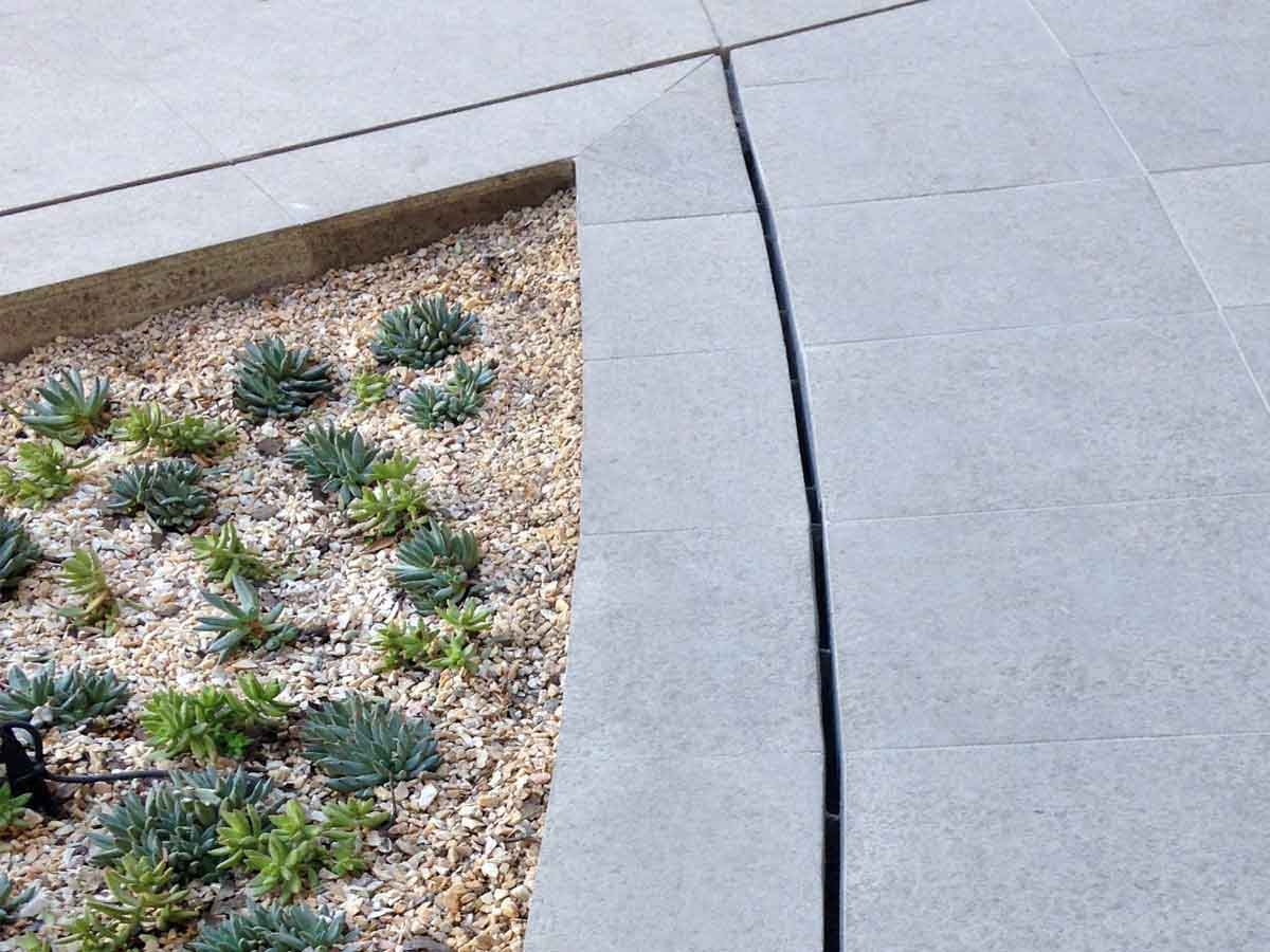 Single-slot grating by ULMA in a Shopping Center in México