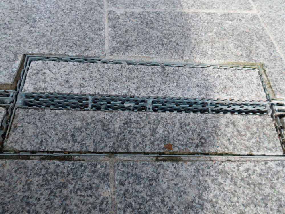 Photo #1 of project Slot grating by ULMA in an emblematic square