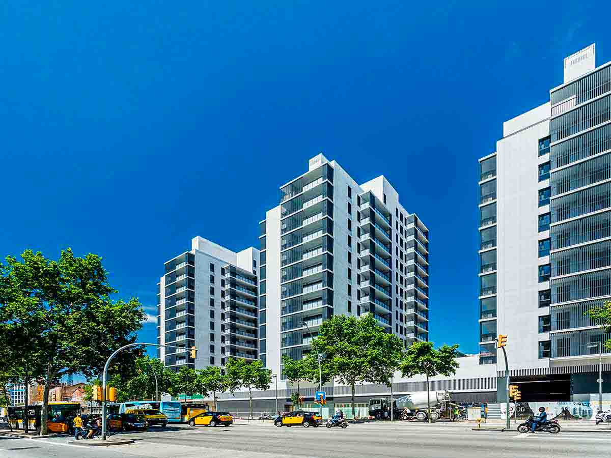 Advantages of a single company enclosing a facade Advantages of a single company enclosing a facade