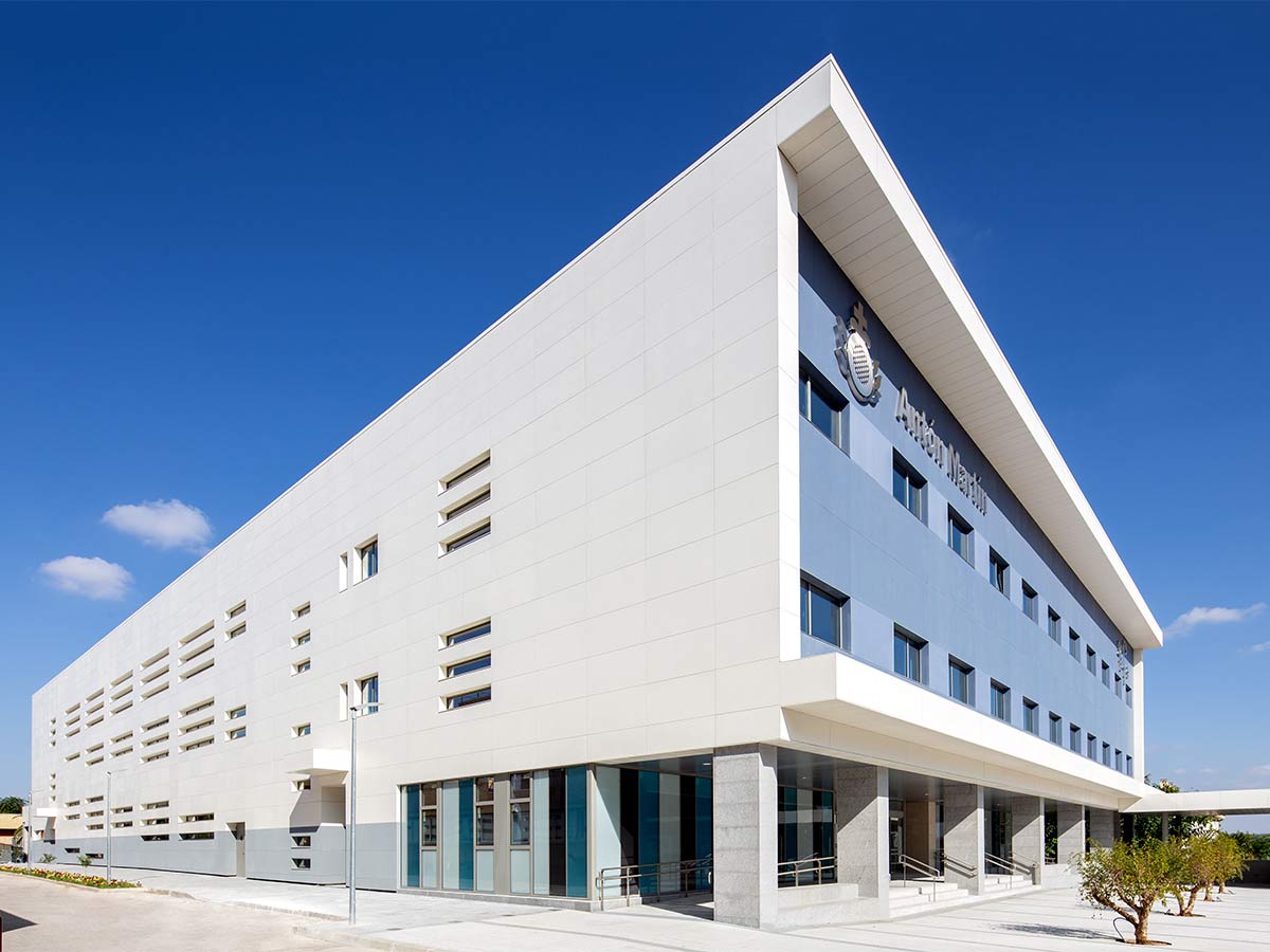 Simple and durable façade in the centre of San Juan de Dios in Madrid