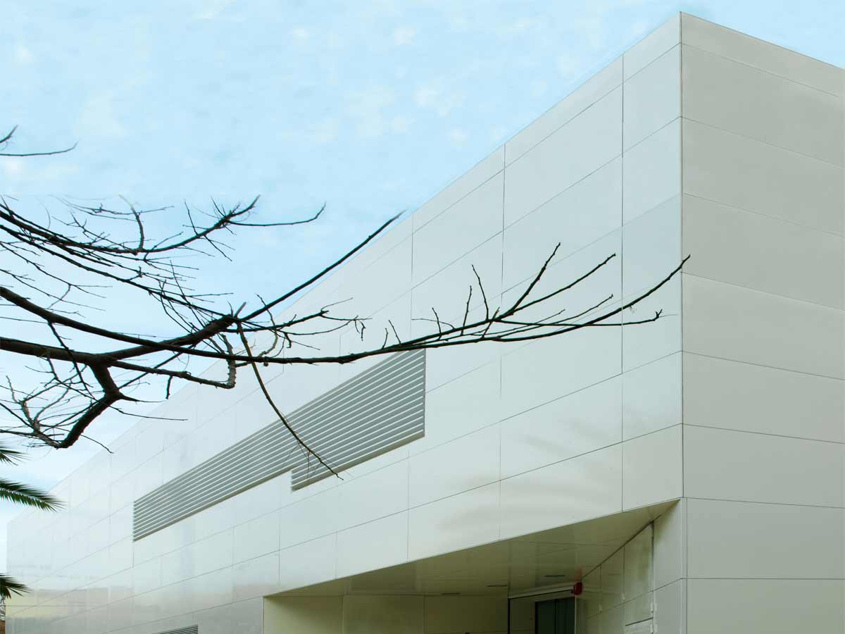 Health Center in white facade- Barberá