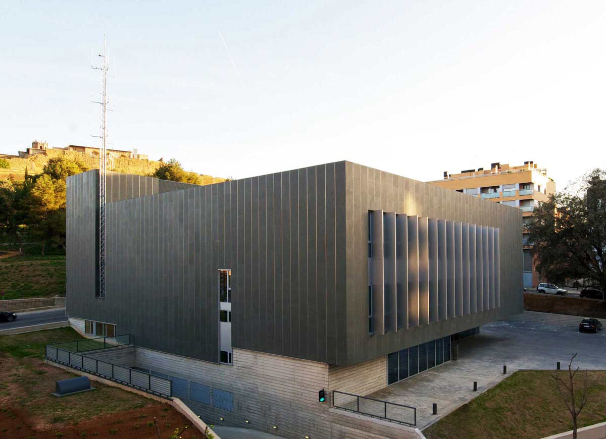 Photo #1 of project How to give a horizontal facade verticality