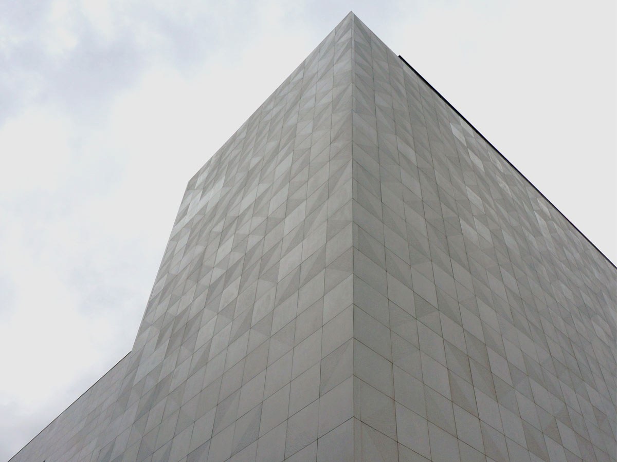 Jardín Pamplona Shopping complex in Sao Paulo, built with ULMA's ventilated facade