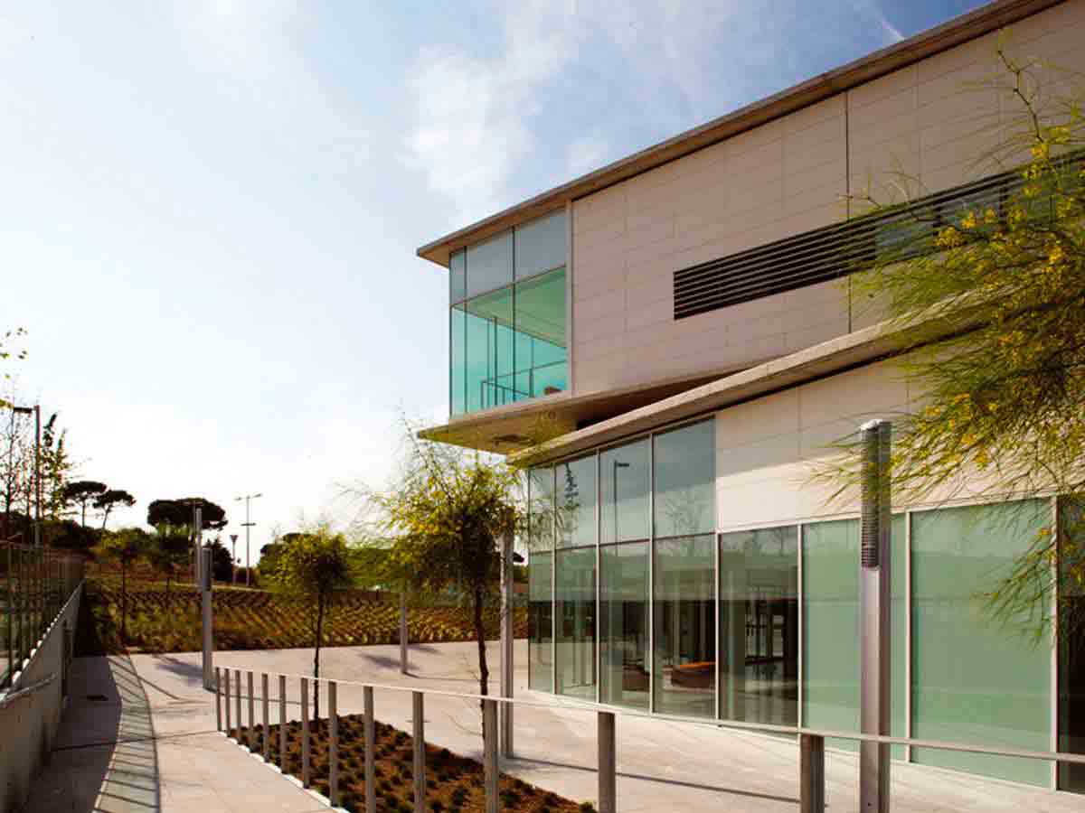 Mollet Hospital with ventilated facade