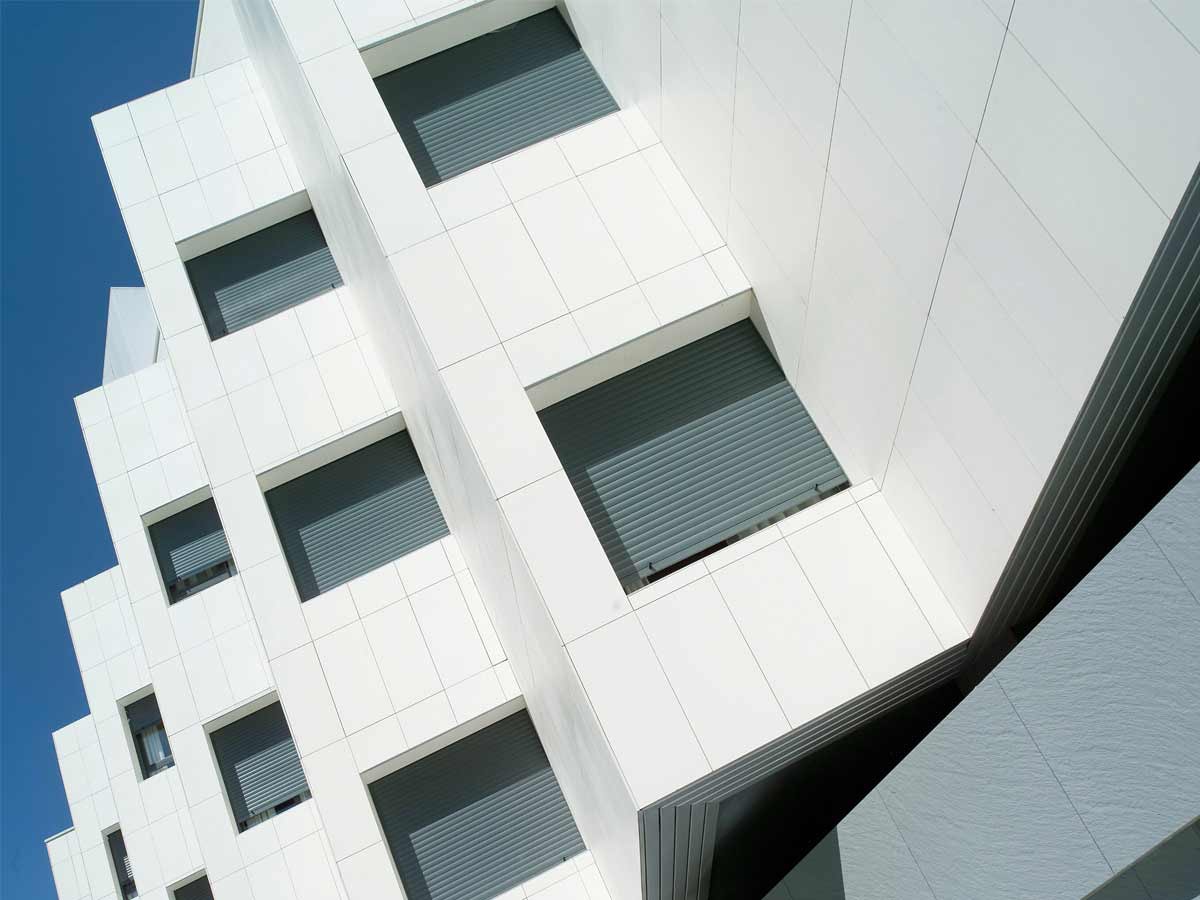 NUEVO PARQUE Health Clinic with engineered stone ventilated facade