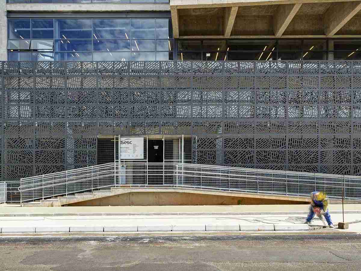 SESC Franca: facade cladding with perforated panels
